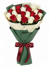 Букет Микс из красных и белых роз в Любохне