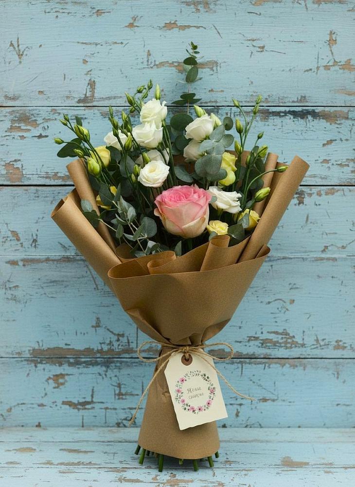 Букет цветов из: Розы и Лизиантусы в Любохне