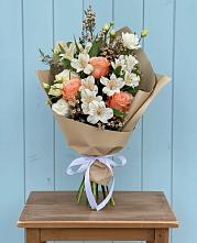Букет цветов из:  Альстромерии, Лизиантусы, Розы и Хризантемы в Любохне