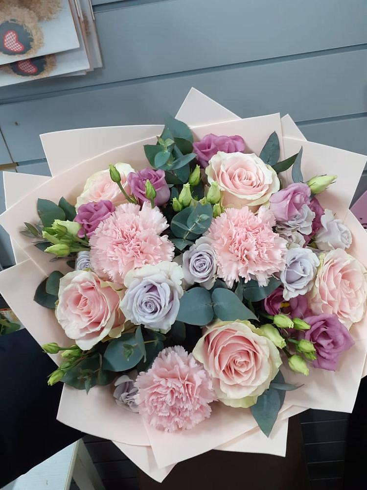 Букет цветов из: Розы, Гвоздики и Лизиантусы в Любохне