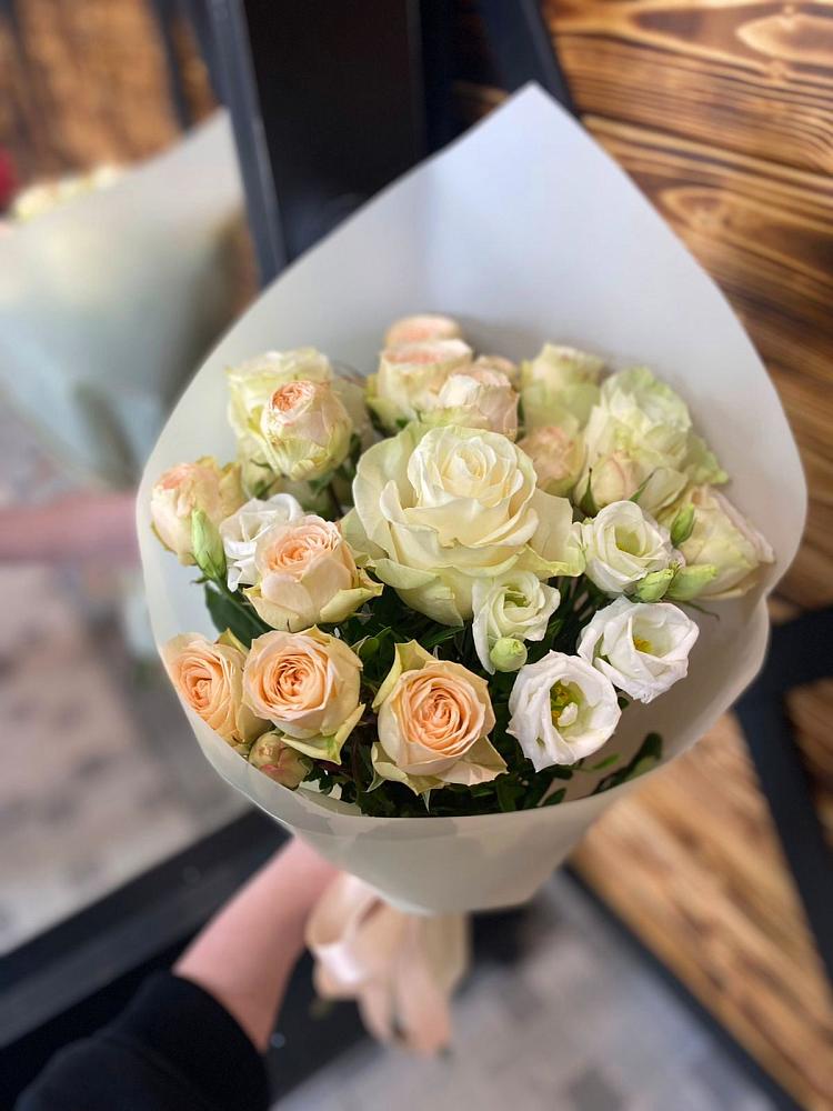 Букет цветов из: Розы и Лизиантусы в Любохне